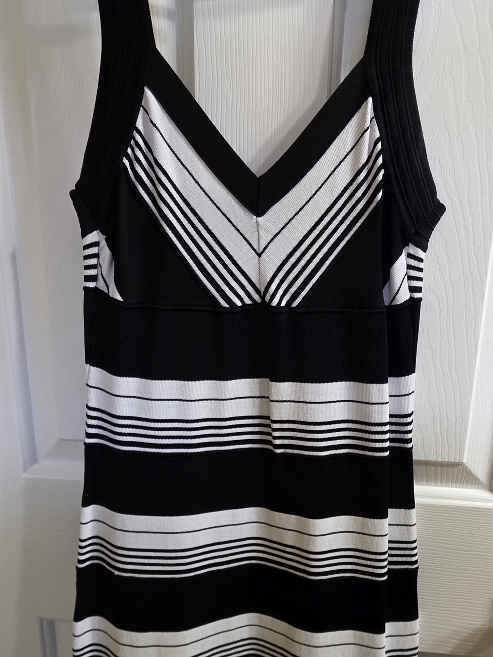 2B Bebe Women's Black & White Striped V-Neck Knit Mini Dress Size M